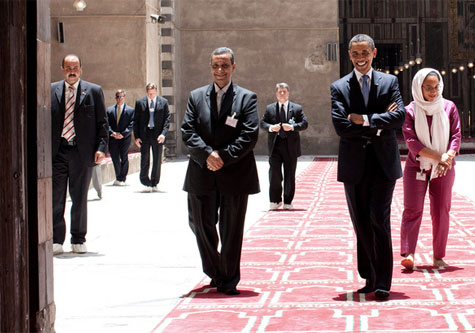 Obama tours a mosque 